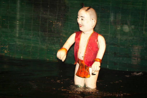 Chú Tễu mở màn trong múa rối nước